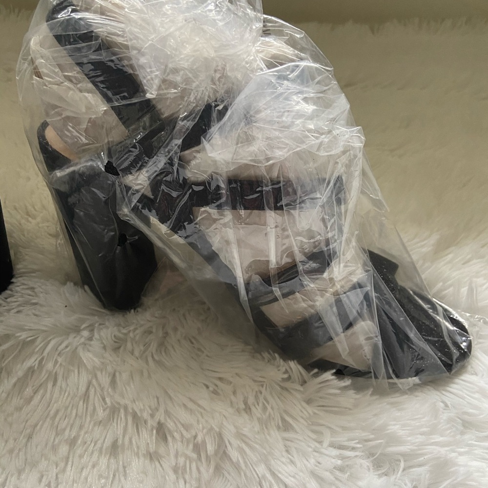 👠👠NWT - Black Strappy Block Heel Sandal 👠👠 - Picture 3 of 6